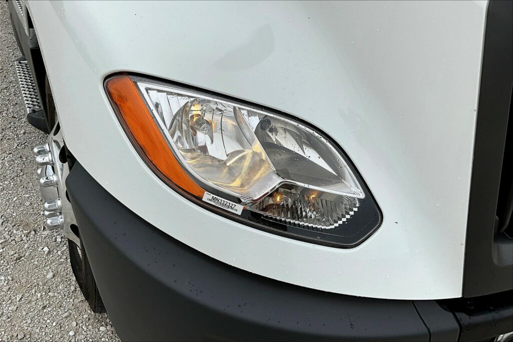 2021 CUM LT625 6×4 Sleeper