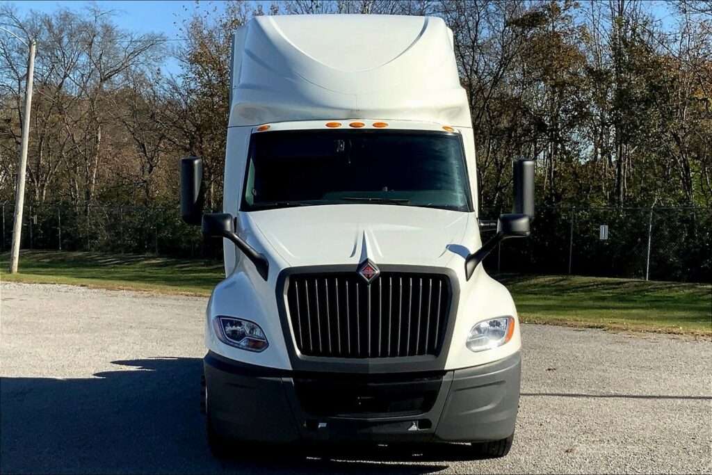 2022 CUM LT625 6×4 Sleeper