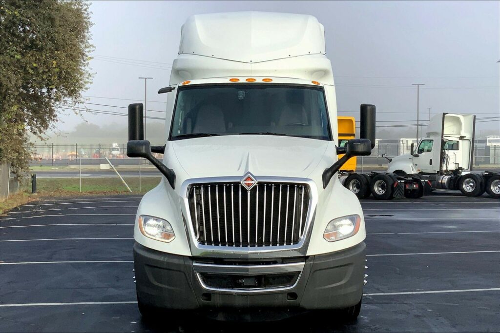 2023 CUM LT625 6X4 Sleeper