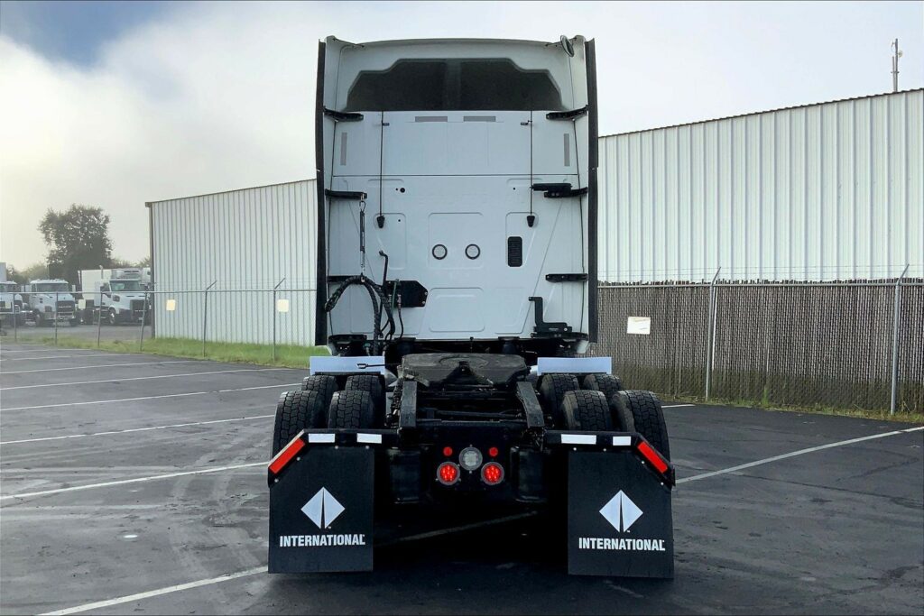 2023 CUM LT625 6X4 Sleeper