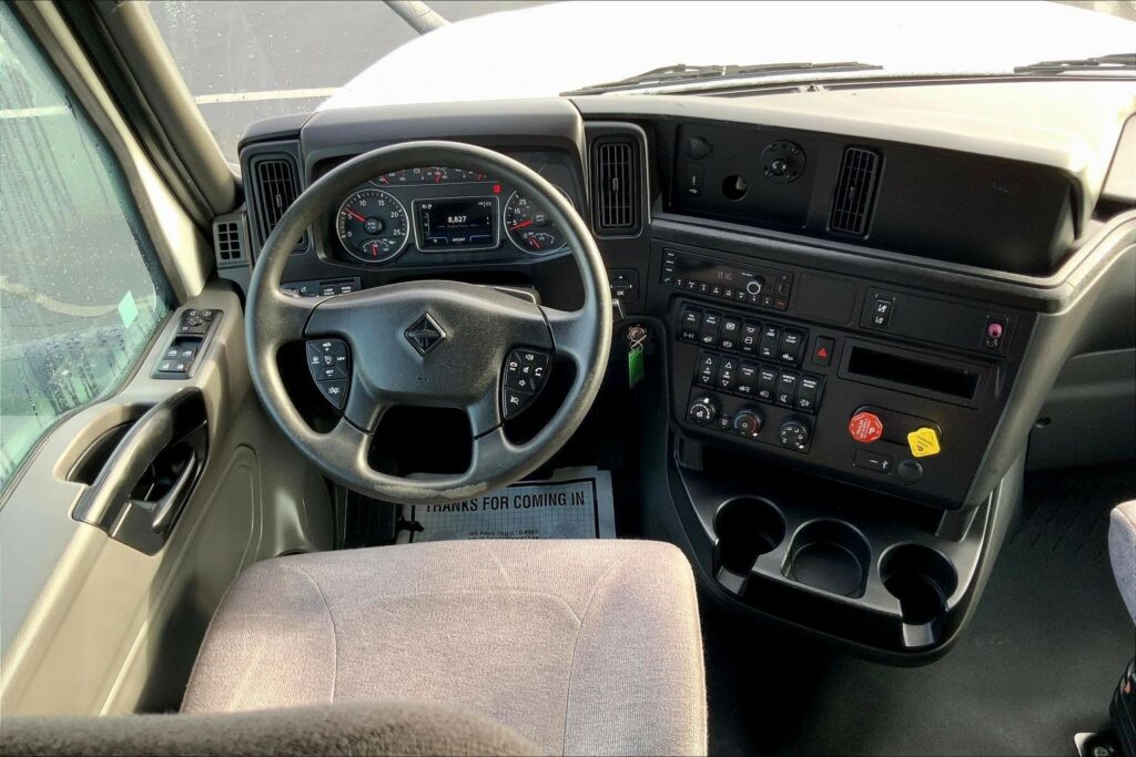 2023 CUM LT625 6X4 Sleeper