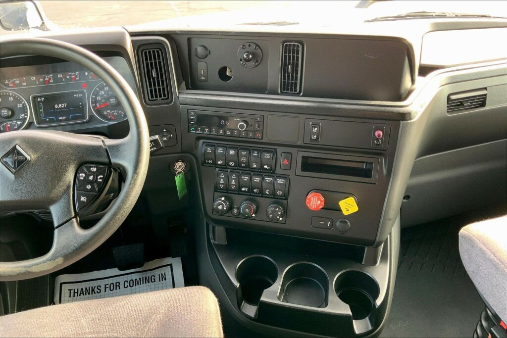 2023 CUM LT625 6X4 Sleeper