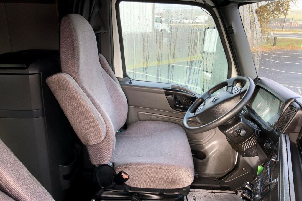 2023 CUM LT625 6X4 Sleeper