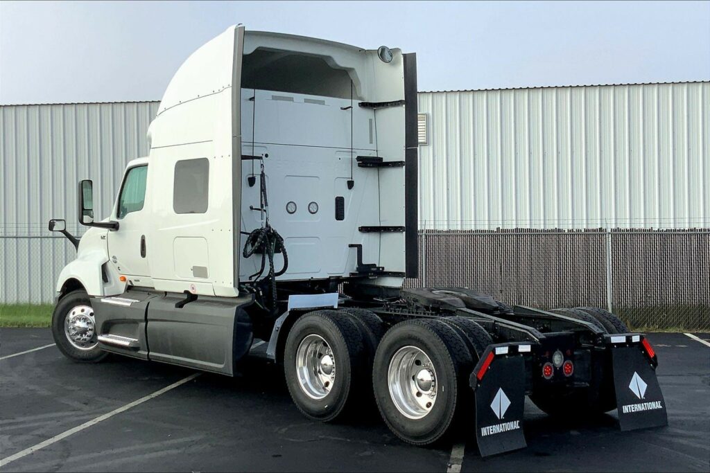 2023 CUM LT625 6X4 Sleeper