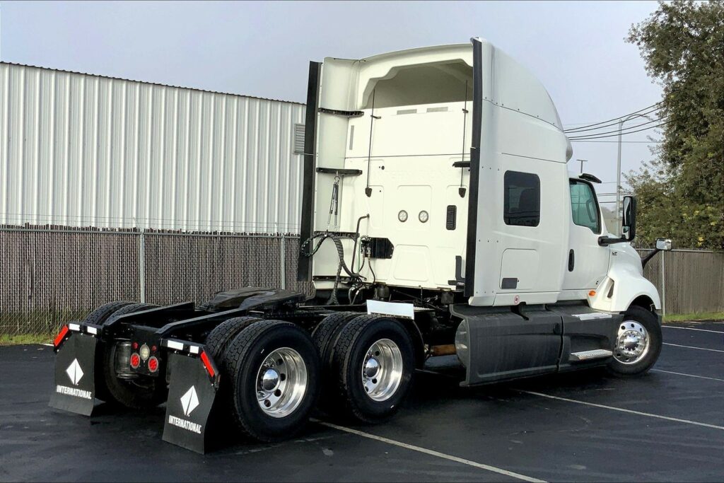 2023 CUM LT625 6X4 Sleeper