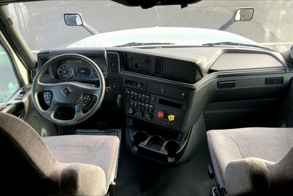 2023 CUM LT625 6X4 Sleeper