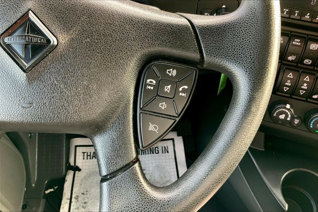 2023 CUM LT625 6X4 Sleeper