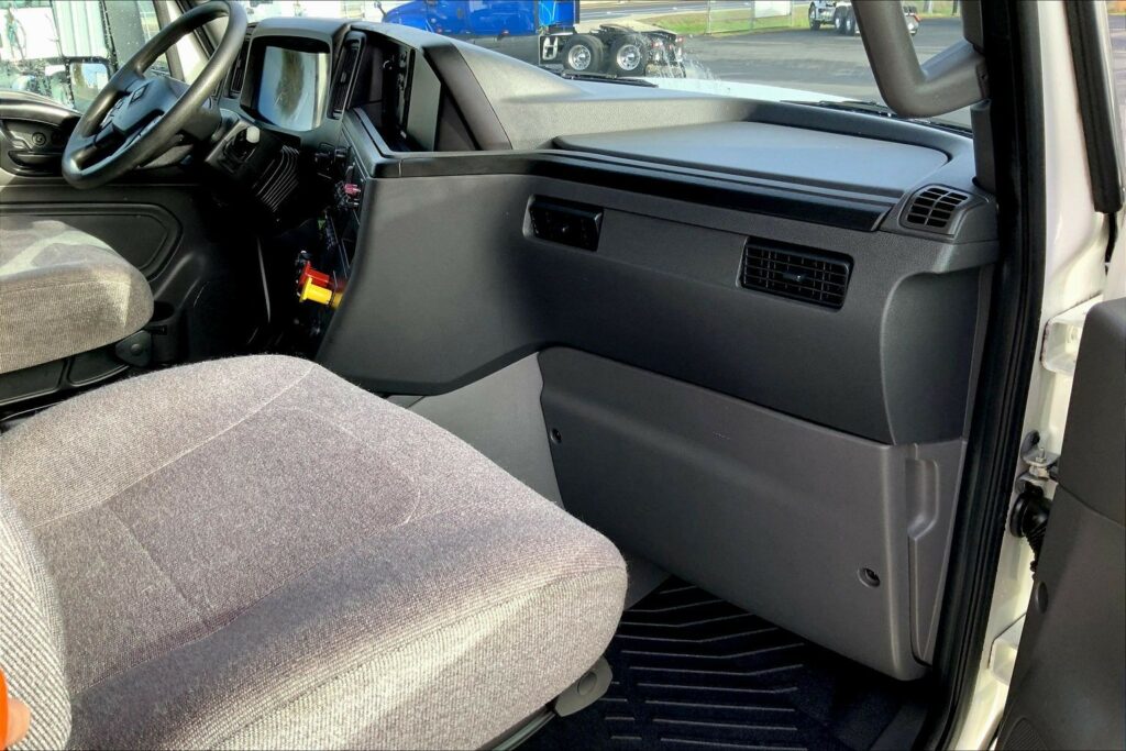 2023 CUM LT625 6X4 Sleeper