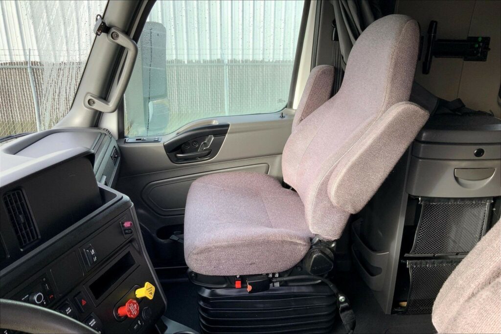 2023 CUM LT625 6X4 Sleeper