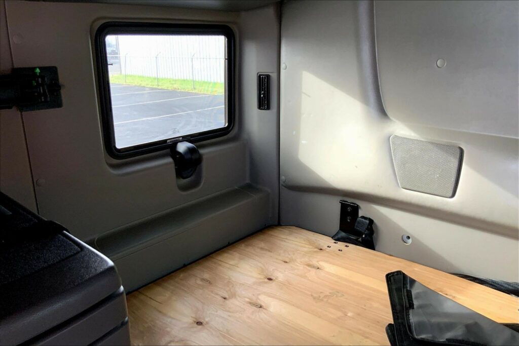 2023 CUM LT625 6X4 Sleeper