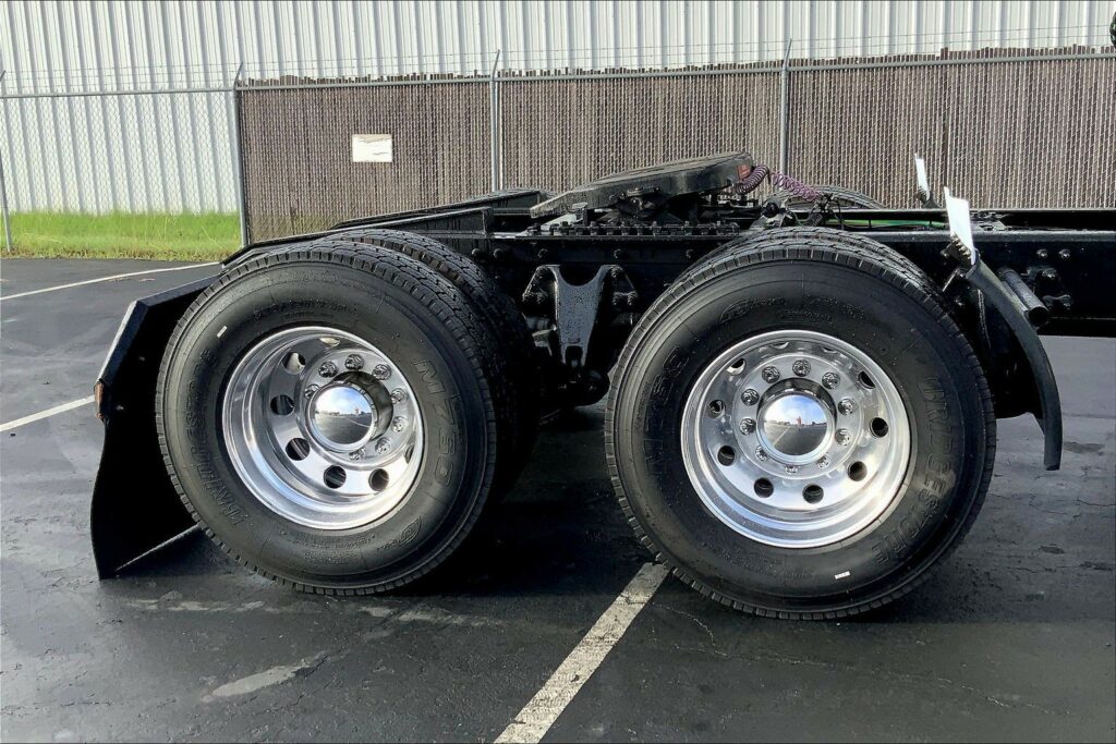 2023 CUM LT625 6X4 Sleeper