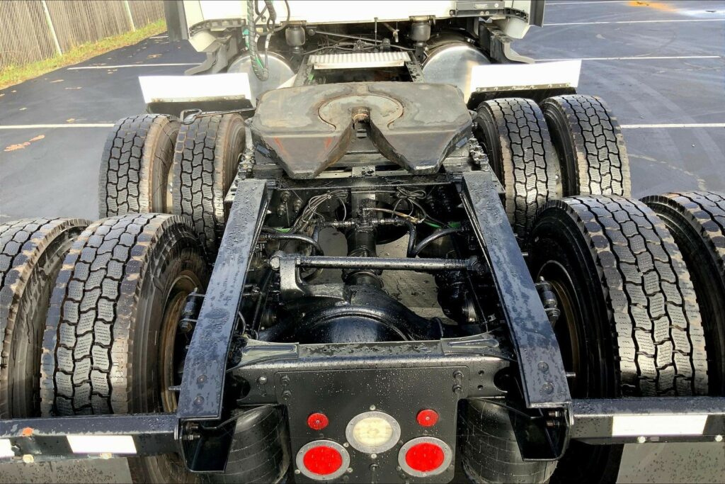 2023 CUM LT625 6X4 Sleeper