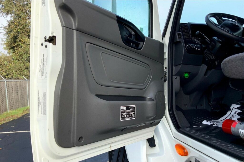 2023 CUM LT625 6X4 Sleeper