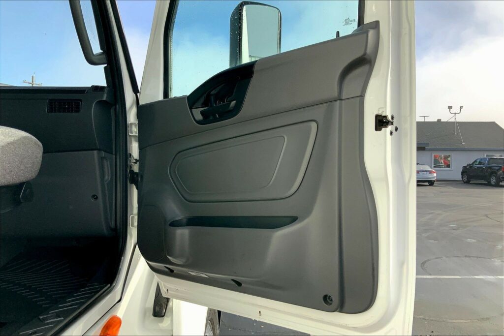 2023 CUM LT625 6X4 Sleeper