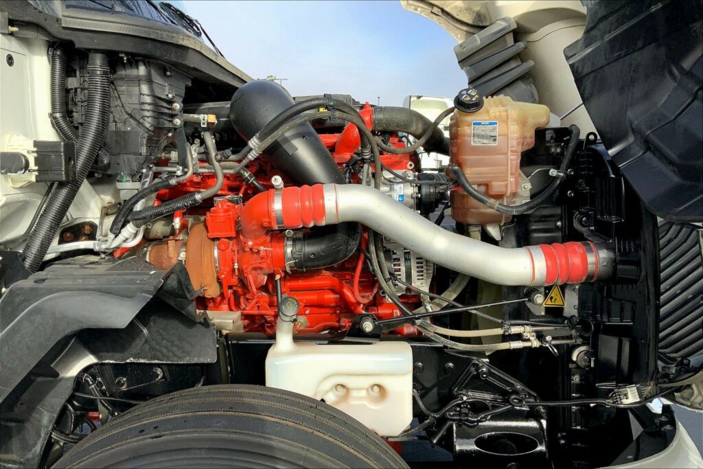 2023 CUM LT625 6X4 Sleeper