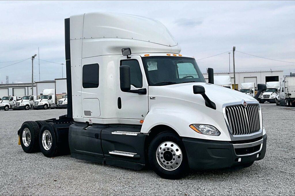 2022 CUM LT625 6×4 Sleeper