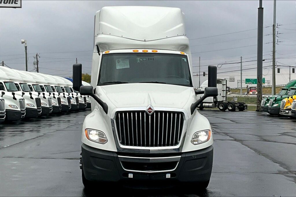 2022 CUM LT625 6×4 Sleeper