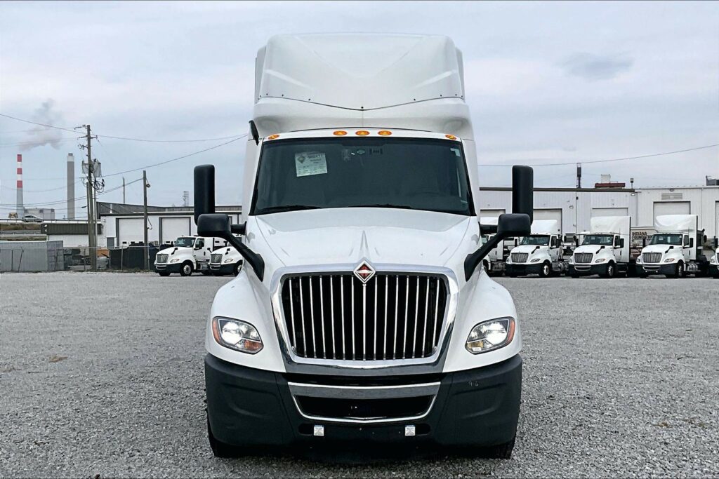 2022 CUM LT625 6×4 Sleeper