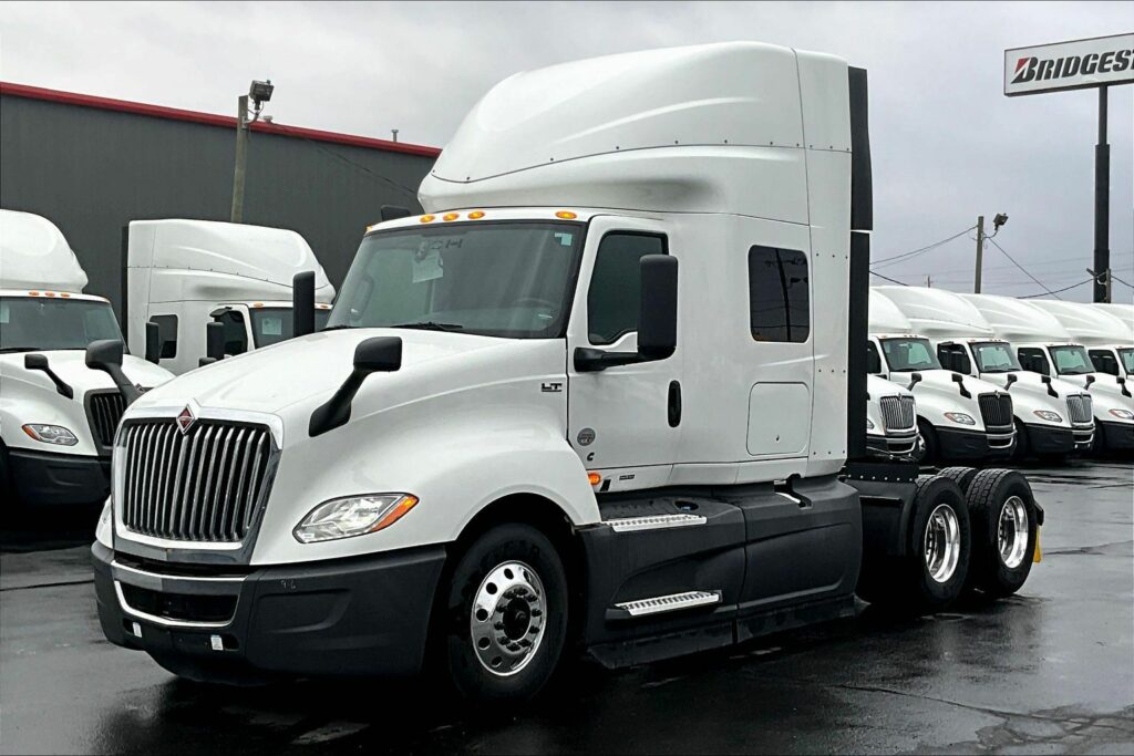 2022 CUM LT625 6×4 Sleeper