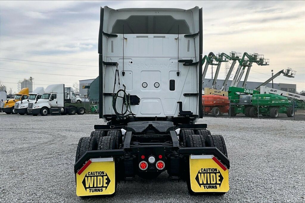 2022 CUM LT625 6×4 Sleeper