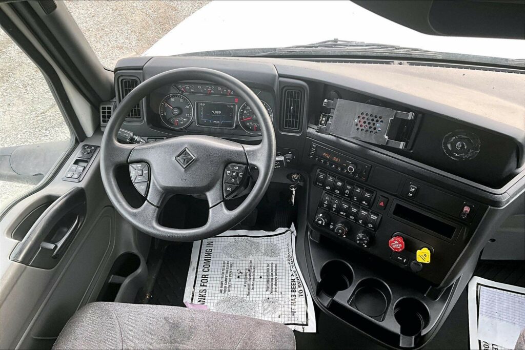 2022 CUM LT625 6×4 Sleeper