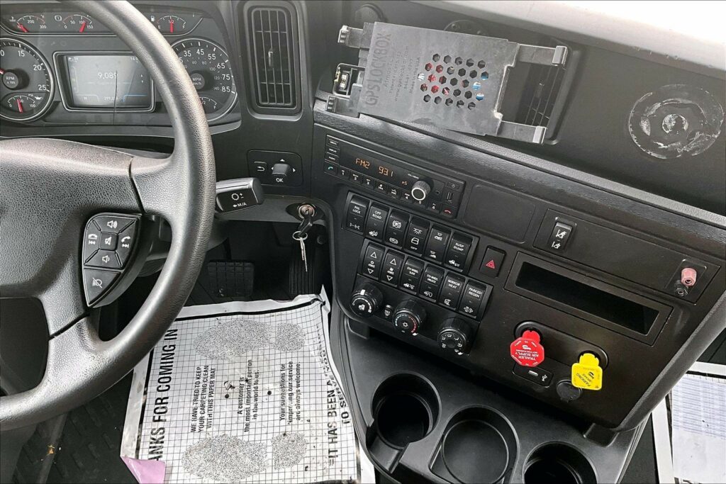 2022 CUM LT625 6×4 Sleeper