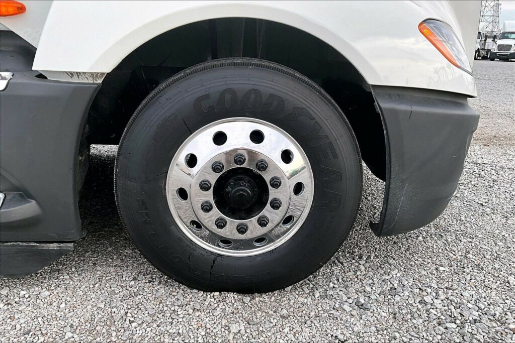 2022 CUM LT625 6×4 Sleeper