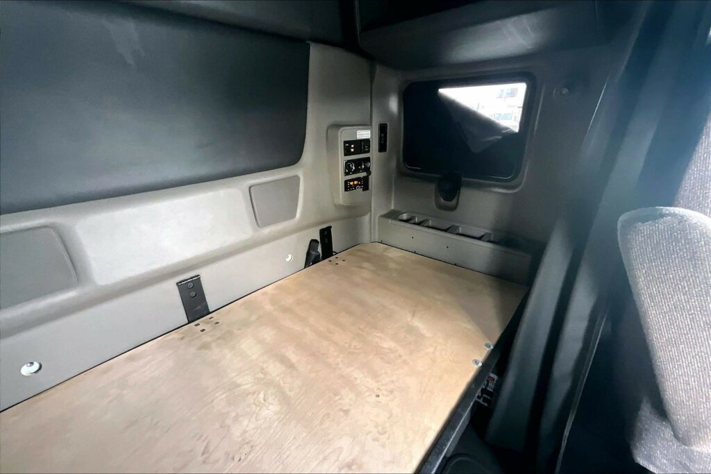 2022 CUM LT625 6×4 Sleeper