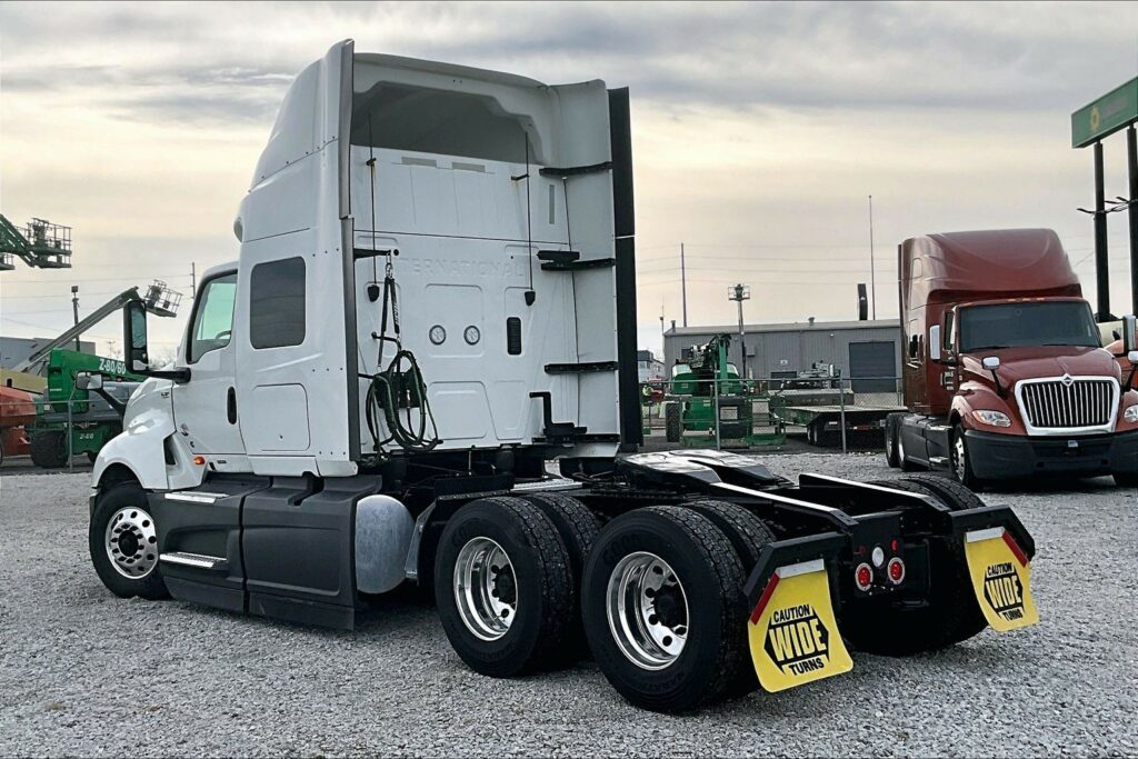 2022 CUM LT625 6×4 Sleeper