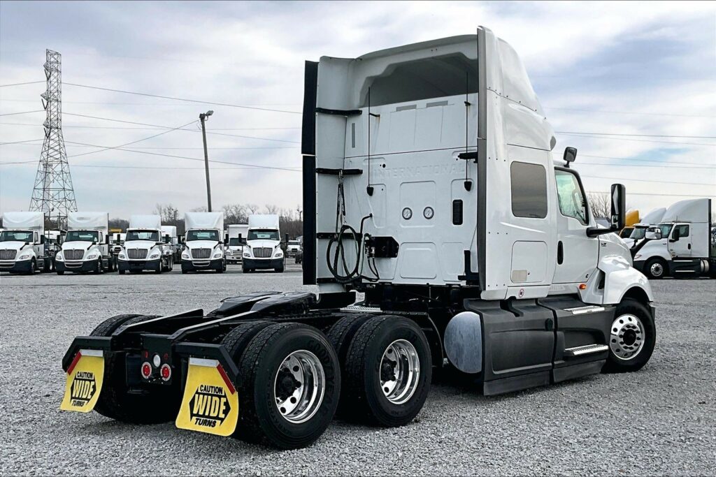 2022 CUM LT625 6×4 Sleeper