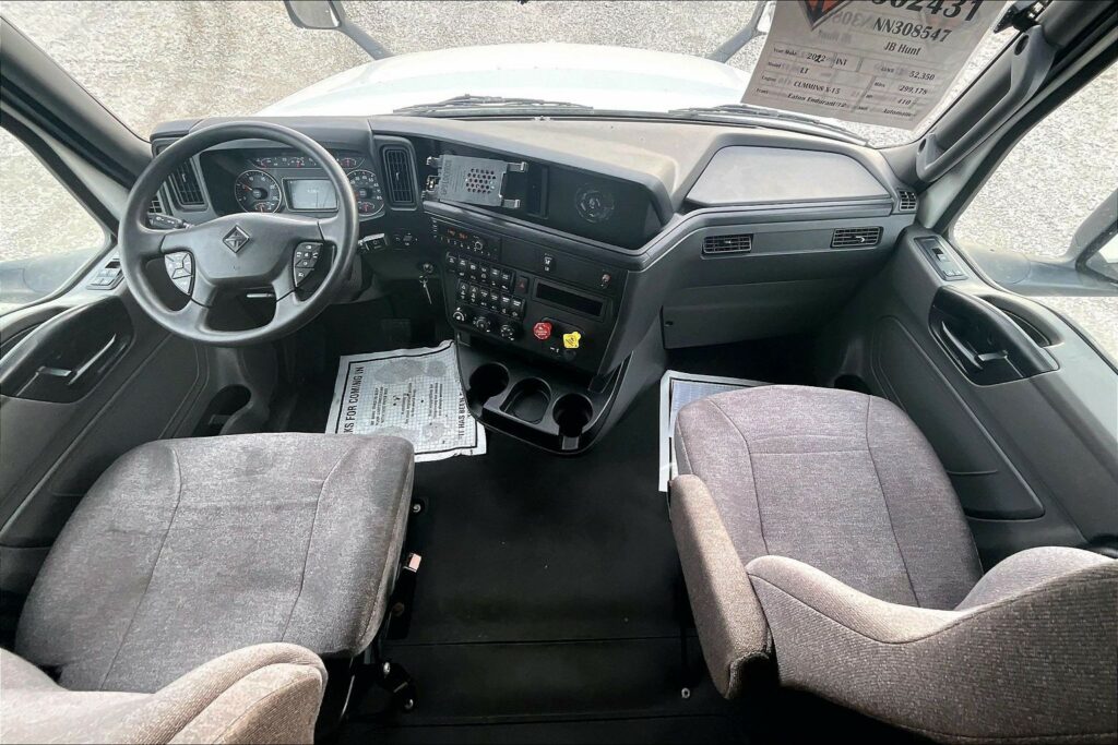 2022 CUM LT625 6×4 Sleeper