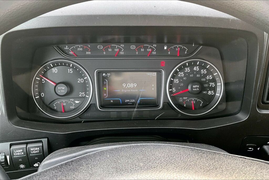 2022 CUM LT625 6×4 Sleeper