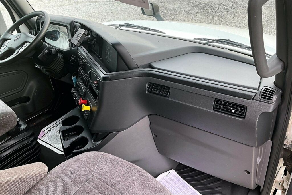 2022 CUM LT625 6×4 Sleeper