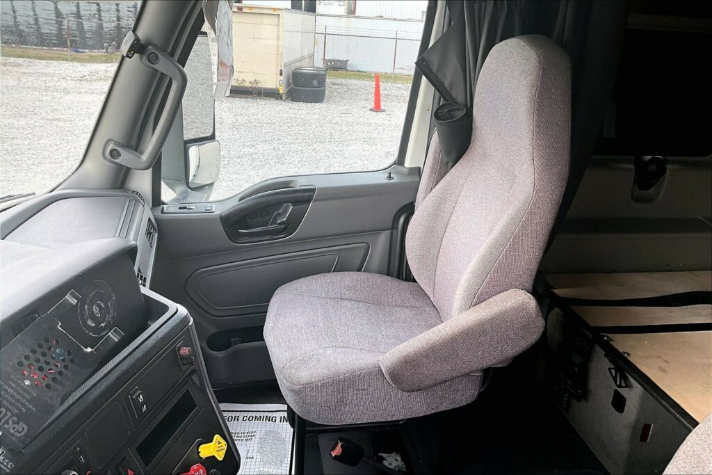 2022 CUM LT625 6×4 Sleeper