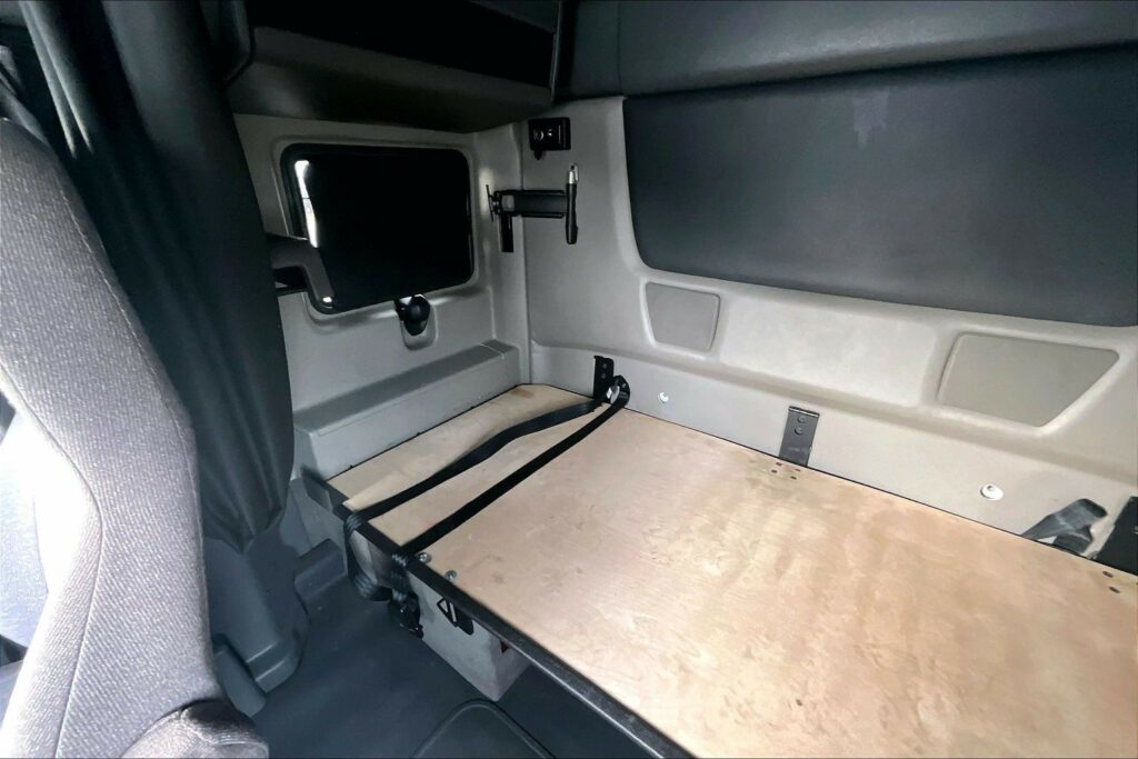 2022 CUM LT625 6×4 Sleeper