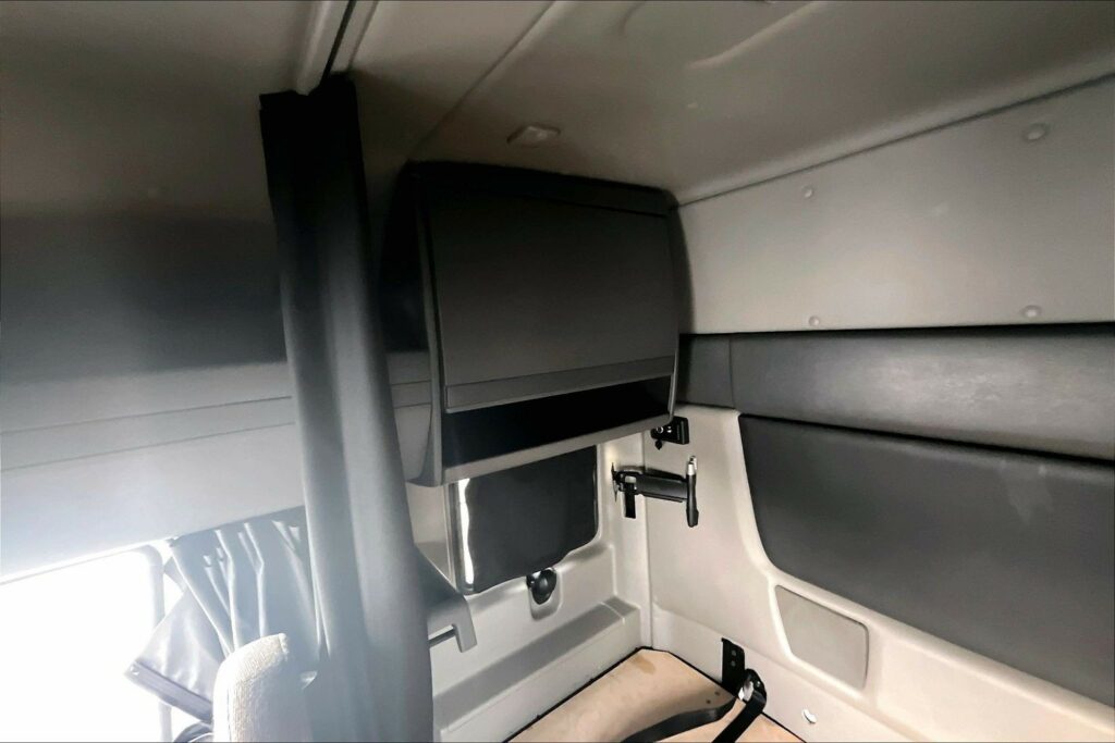 2022 CUM LT625 6×4 Sleeper