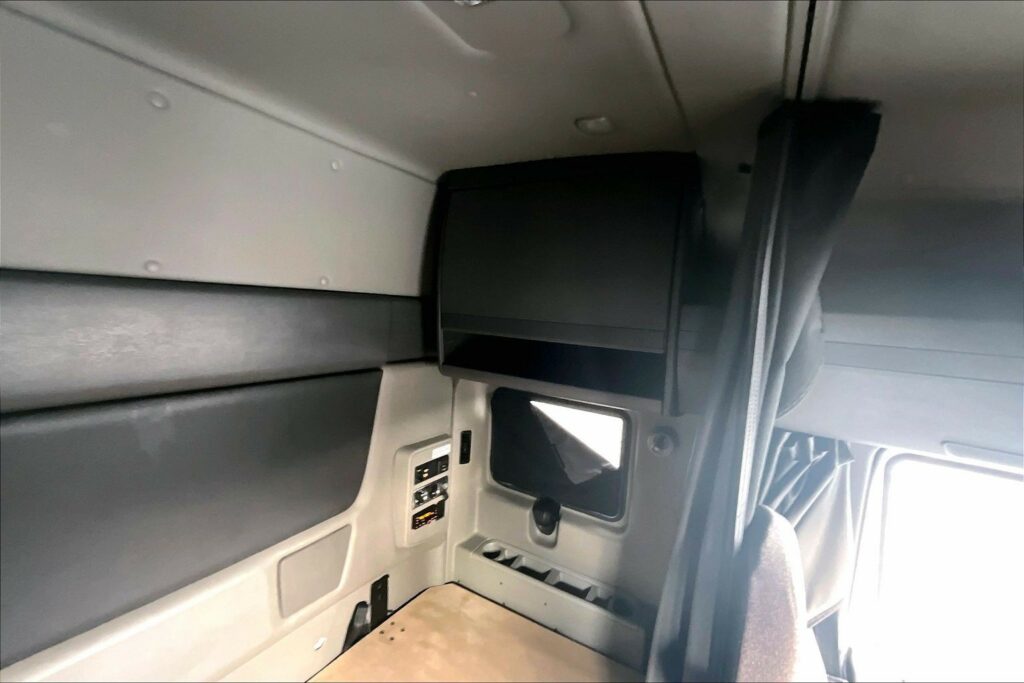 2022 CUM LT625 6×4 Sleeper