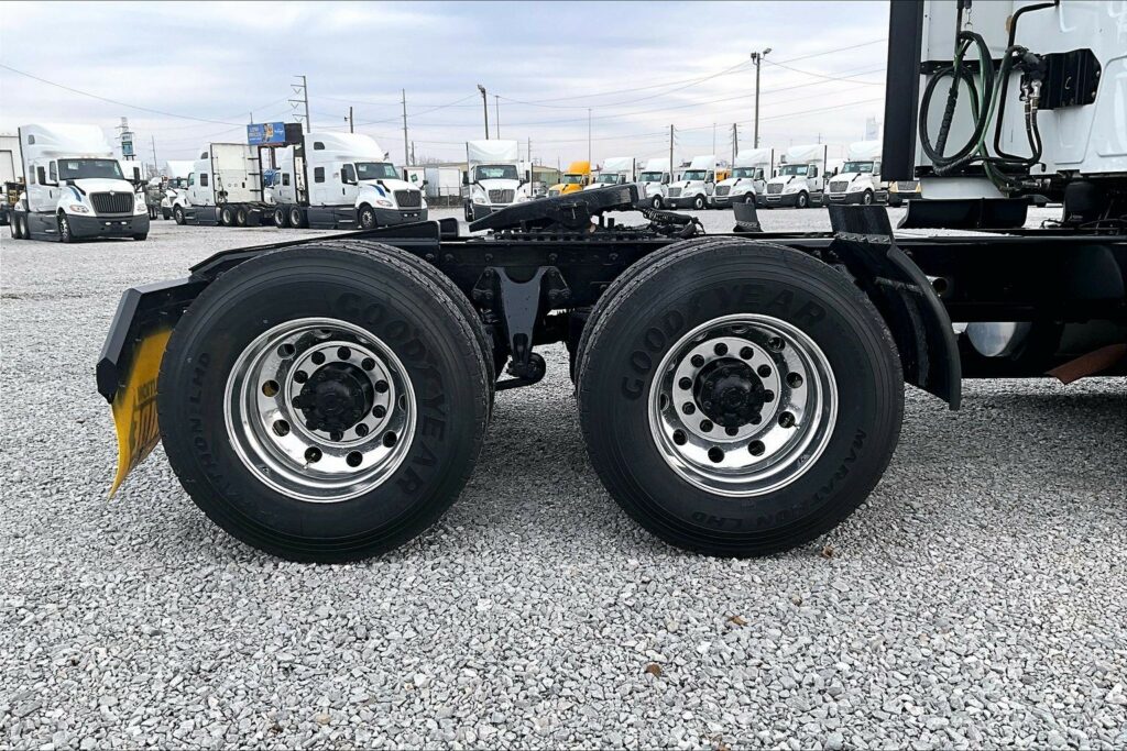 2022 CUM LT625 6×4 Sleeper