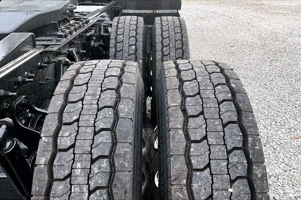 2022 CUM LT625 6×4 Sleeper