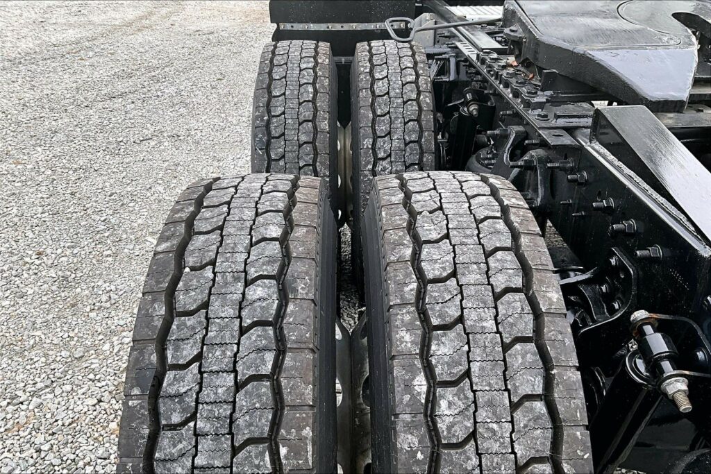 2022 CUM LT625 6×4 Sleeper