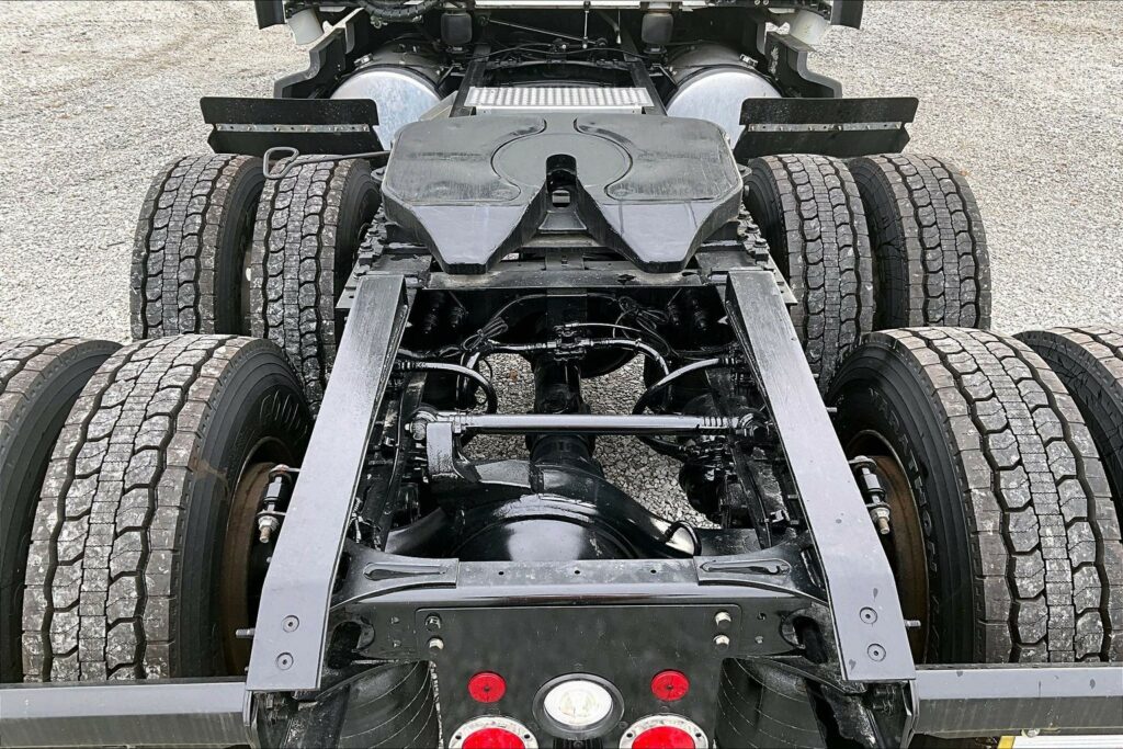 2022 CUM LT625 6×4 Sleeper