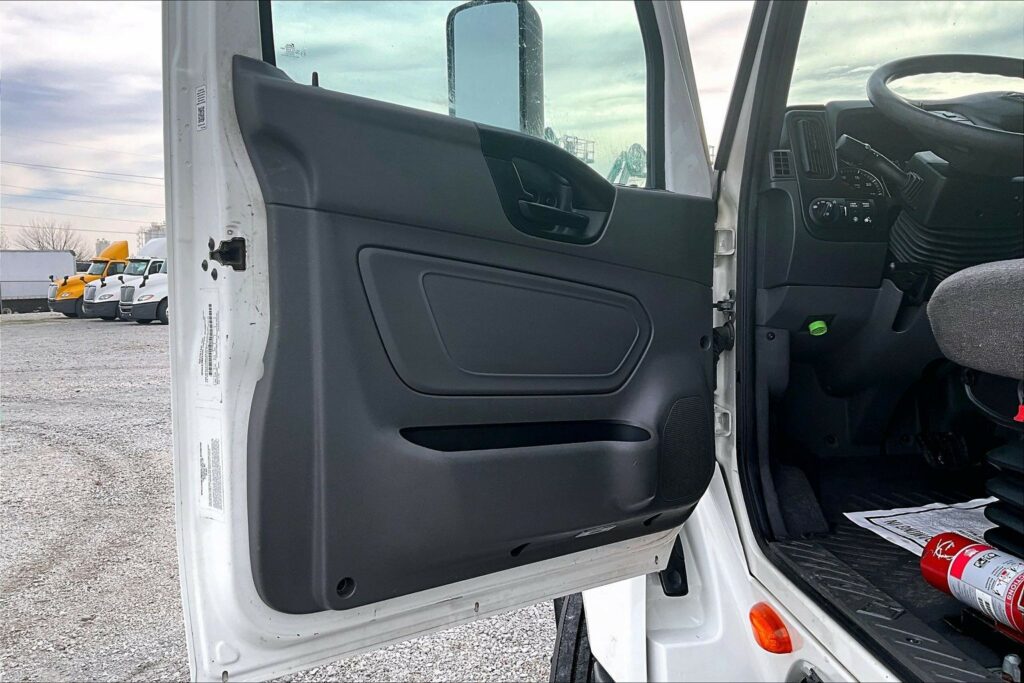 2022 CUM LT625 6×4 Sleeper