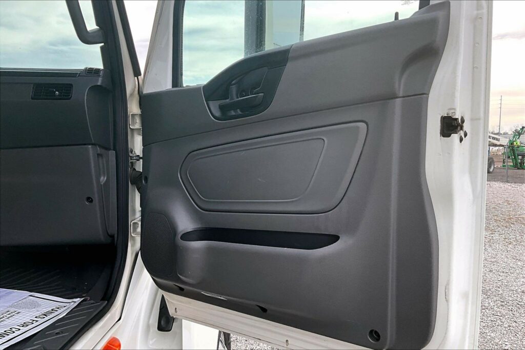 2022 CUM LT625 6×4 Sleeper