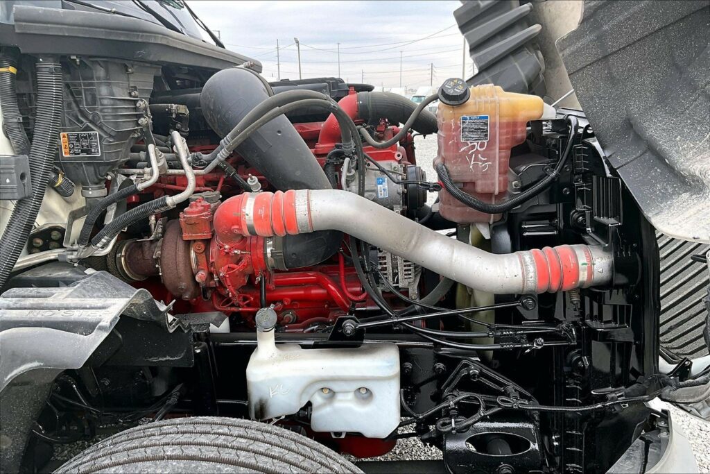 2022 CUM LT625 6×4 Sleeper