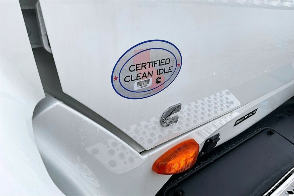 2022 CUM LT625 6×4 Sleeper