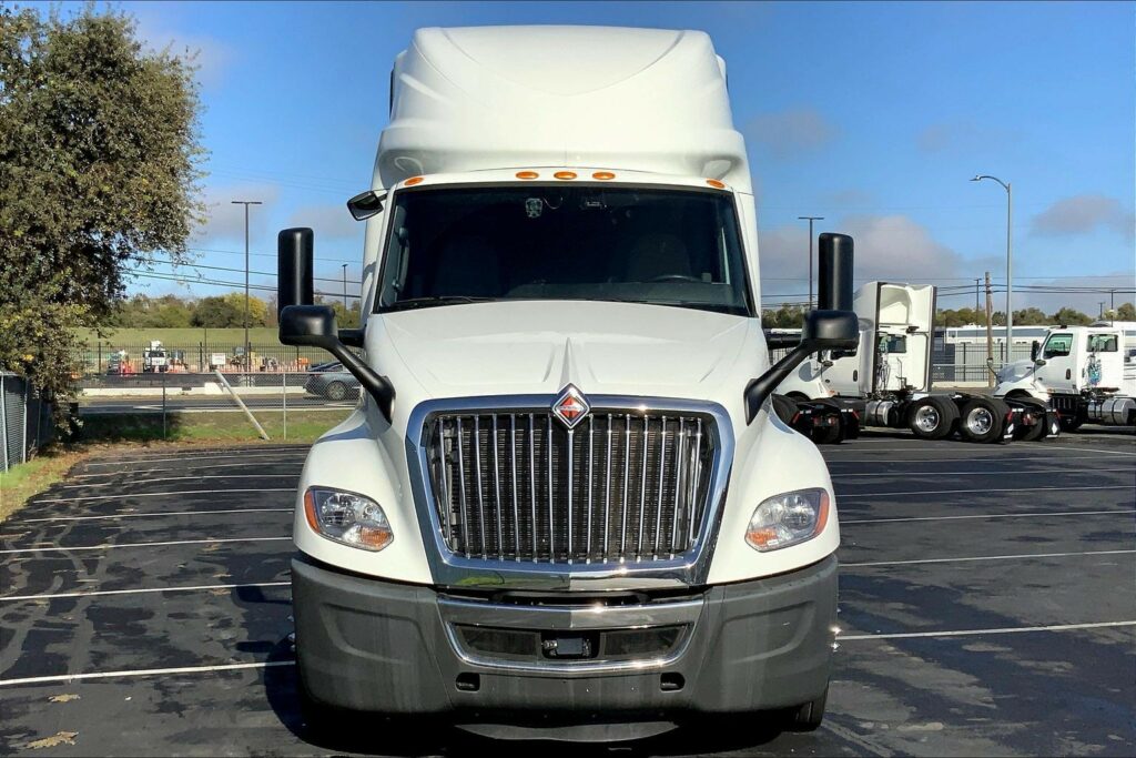 2023 CUM LT625 6X4 Sleeper