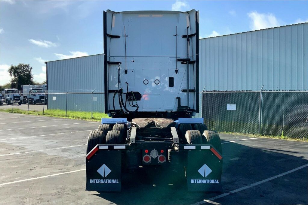 2023 CUM LT625 6X4 Sleeper