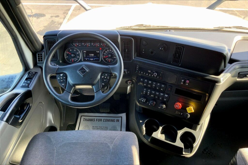 2023 CUM LT625 6X4 Sleeper