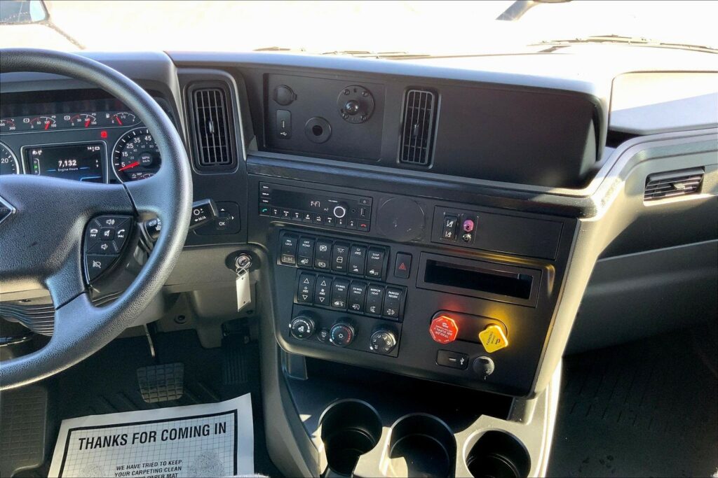 2023 CUM LT625 6X4 Sleeper