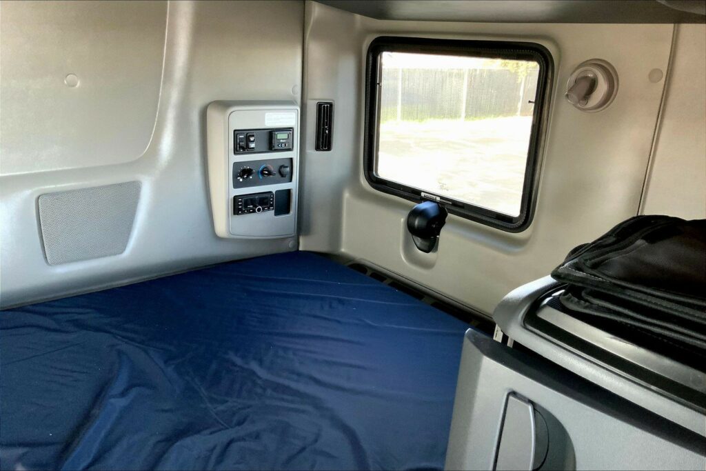 2023 CUM LT625 6X4 Sleeper